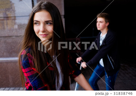 couple travel on scooters 31838746