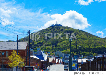 函館の赤レンガ倉庫街と函館山 函館の赤レンガ倉庫街と函館山 31839165