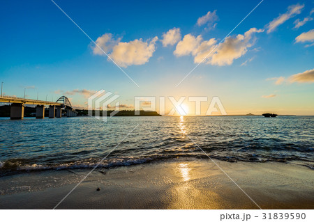 【沖縄県】瀬底島の夕日 【沖縄県】瀬底島の夕日 31839590