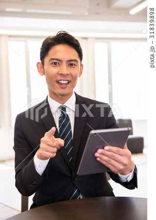 ビジネス　ビジネスシーン　コアワーキング　カフェ　タブレット　若い男性　男性社員　男前　イケメン 31839898