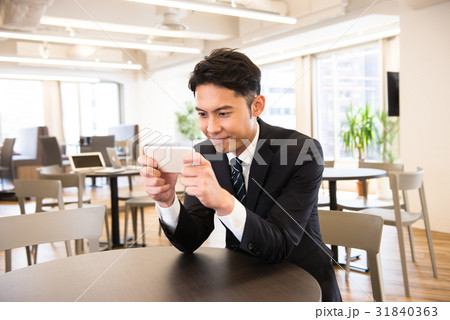 ビジネス オフ コアワーキング ゲーム スマホ 男性社員 男前 イケメン ビジネス オフ コアワーキング ゲーム スマホ 男性社員 男前 イケメン 31840363