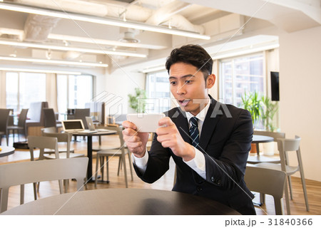 ビジネス　オフ　コアワーキング　ゲーム　スマホ　男性社員　男前　イケメン 31840366