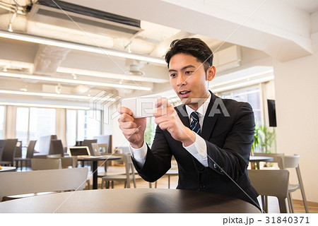 ビジネス　オフ　コアワーキング　ゲーム　スマホ　男性社員　男前　イケメン 31840371