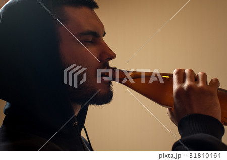 Cropped shot of male adult drinking beer 31840464