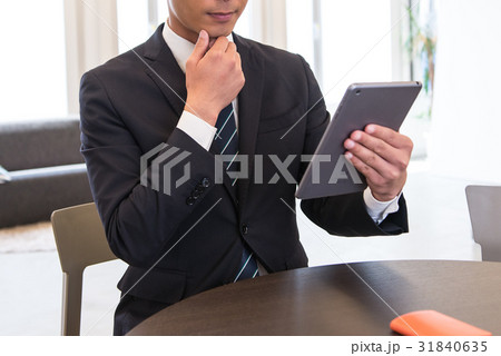 ビジネス　ビジネスシーン　コアワーキング　カフェ　タブレット　若い男性　男性社員　男前　イケメン 31840635