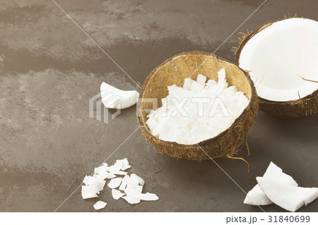 Half of ripe coconut and coconut shavings 31840699