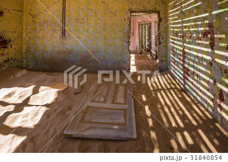 Abandoned ghost town of Kolmanskop in Namibia Abandoned ghost town of Kolmanskop in Namibia 31840854