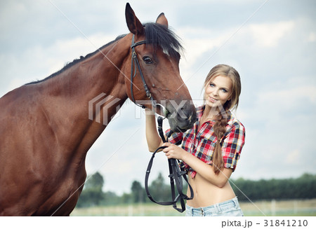 Beautiful woman with chestnut horse Beautiful woman with chestnut horse 31841210