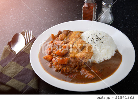 Rice with deep fried pork and curry . 31841232