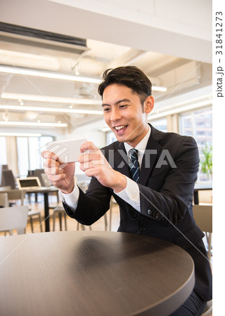 ビジネス　オフ　コアワーキング　ゲーム　スマホ　男性社員　男前　イケメン 31841273