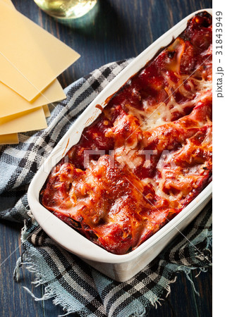 Hot tasty lasagna with spinach in casserole dish 31843949