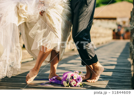 Barefoot Wedding Couple 31844609