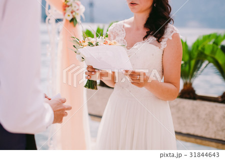 bride reading wedding vows 31844643