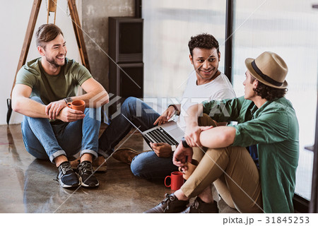 Cheerful male colleagues talking in office 31845253