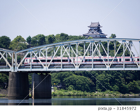 犬山城と犬山橋と名鉄電車 犬山城と犬山橋と名鉄電車 31845972