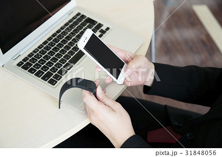 オフィス　ウェアラブル端末　パソコン　スマホ　ビジネスマン　ビジネス　会議室 31848056