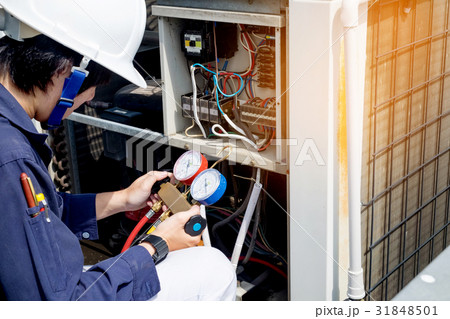 Technician is checking air conditioner 31848501
