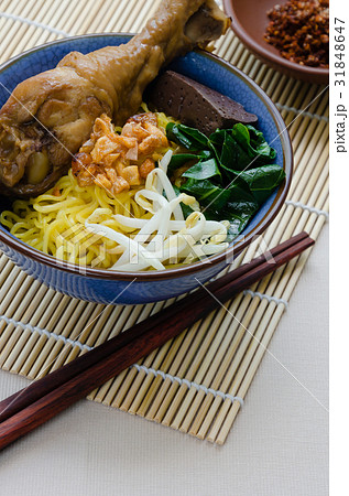 Egg Noodle with Stewed Chicken Drumstick. Egg Noodle with Stewed Chicken Drumstick. 31848647
