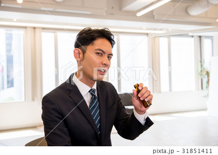 ビジネス ビジネスシーン コアワーキング ドリンク エナジードリンク 活力 元気 男性 男性社員 薬 ビジネス ビジネスシーン コアワーキング ドリンク エナジードリンク 活力 元気 男性 男性社員 薬 31851411