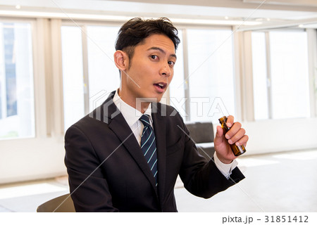 ビジネス ビジネスシーン コアワーキング ドリンク エナジードリンク 活力 元気 男性 男性社員 薬 ビジネス ビジネスシーン コアワーキング ドリンク エナジードリンク 活力 元気 男性 男性社員 薬 31851412