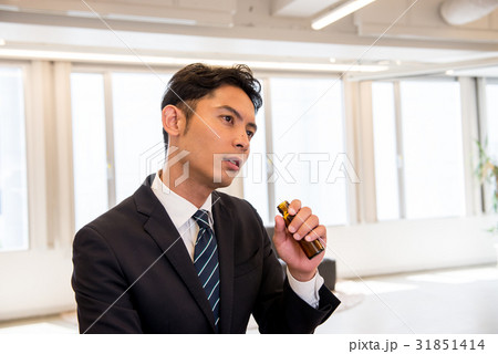 ビジネス ビジネスシーン コアワーキング ドリンク エナジードリンク 活力 元気 男性 男性社員 薬 ビジネス ビジネスシーン コアワーキング ドリンク エナジードリンク 活力 元気 男性 男性社員 薬 31851414