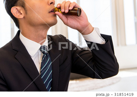 ビジネス　ビジネスシーン　コアワーキング　ドリンク　エナジードリンク　活力　元気　男性　男性社員　薬 31851419