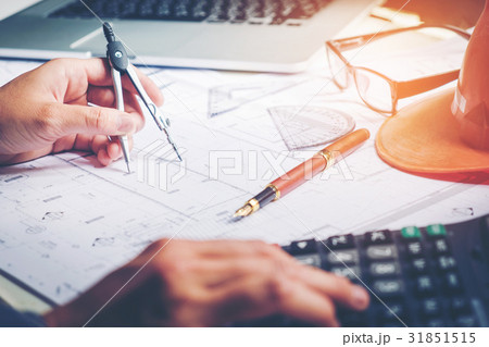 Architect or engineer working in office 31851515