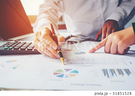 Business team two colleagues discussing 31851528