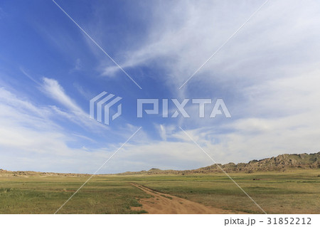 ゴビ砂漠 雲 モンゴルの写真素材