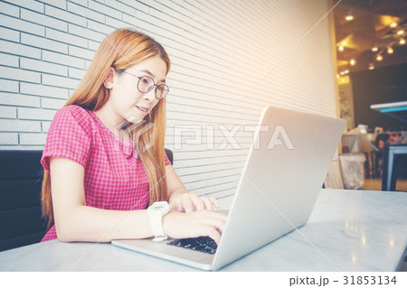 Asian girl working at a coffee shop sitting  31853134