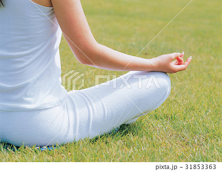 結跏趺坐 女性 女の写真素材