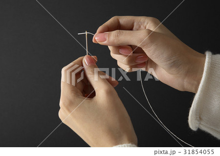 針 針の穴 手 31854055