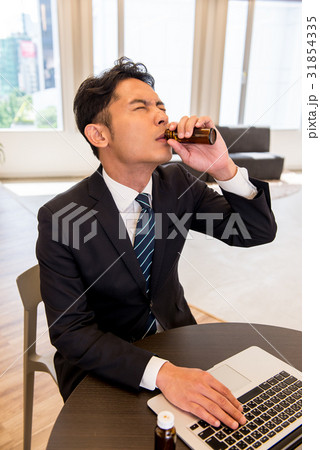 ビジネス ビジネスシーン コアワーキング ドリンク エナジードリンク 活力 元気 男性 男性社員 薬 ビジネス ビジネスシーン コアワーキング ドリンク エナジードリンク 活力 元気 男性 男性社員 薬 31854335