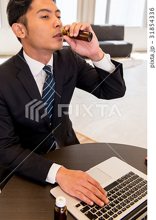 ビジネス　ビジネスシーン　コアワーキング　ドリンク　エナジードリンク　活力　元気　男性　男性社員　薬 31854336