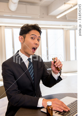 ビジネス ビジネスシーン コアワーキング ドリンク エナジードリンク 活力 元気 男性 男性社員 薬 ビジネス ビジネスシーン コアワーキング ドリンク エナジードリンク 活力 元気 男性 男性社員 薬 31854345