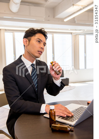 ビジネス ビジネスシーン コアワーキング ドリンク エナジードリンク 活力 元気 男性 男性社員 薬 ビジネス ビジネスシーン コアワーキング ドリンク エナジードリンク 活力 元気 男性 男性社員 薬 31854347