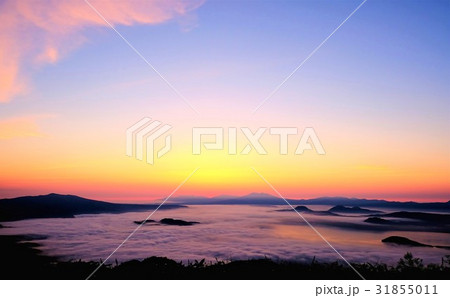 屈斜路湖 津別峠 日の出 朝焼け 雲海 (北海道津別町) 屈斜路湖 津別峠 日の出 朝焼け 雲海 (北海道津別町) 31855011