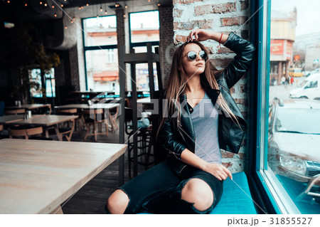 Beautiful girl in sunglasses posing on camera 31855527