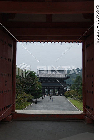 中門から二王門をのぞむ（仁和寺／京都市右京区御室） 31856676