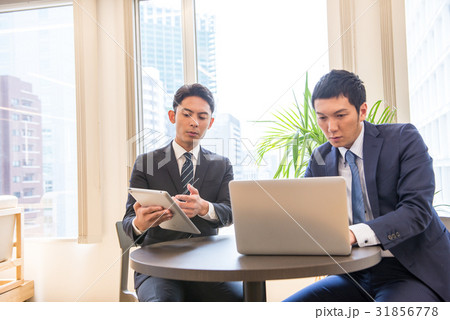 ビジネス ミーティング コアワーキング 打ち合わせ タブレット コミット 男性社員 二人 イケメン ビジネス ミーティング コアワーキング 打ち合わせ タブレット コミット 男性社員 二人 イケメン 31856778