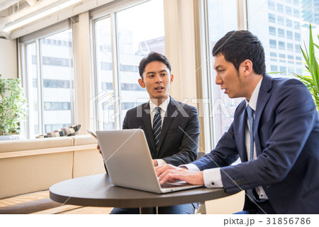 ビジネス　ミーティング　コアワーキング　打ち合わせ　タブレット　コミット　男性社員　二人　イケメン 31856786