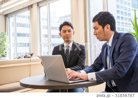 ビジネス　ミーティング　コアワーキング　打ち合わせ　タブレット　コミット　男性社員　二人　イケメン 31856787