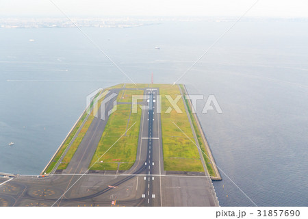 羽田空港d滑走路の写真素材