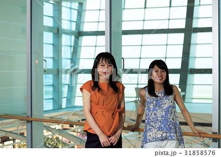 旅行イメージ 記念撮影をする若い女性旅行客 撮影協力:福岡空港 旅行イメージ 記念撮影をする若い女性旅行客 撮影協力:福岡空港 31858576