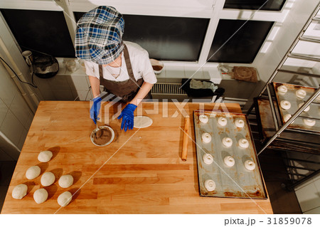 Making Delicious Cinnamon Rolls 31859078