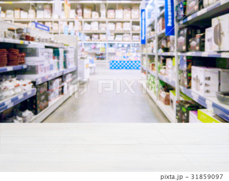 Empty table in front of blurred background 31859097