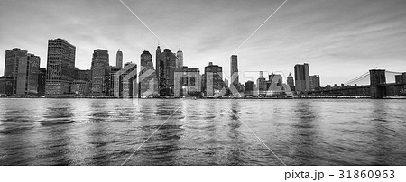 Panoramic picture of New York City skyline at dusk 31860963