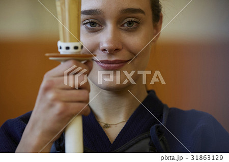 剣道を体験する女子留学生 31863129