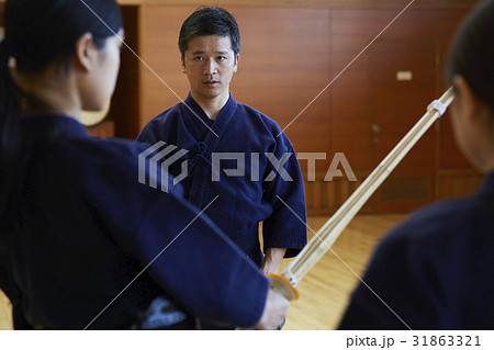 剣道に打ち込む女の子の写真素材