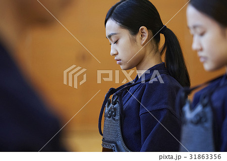 剣道に打ち込む女の子 31863356